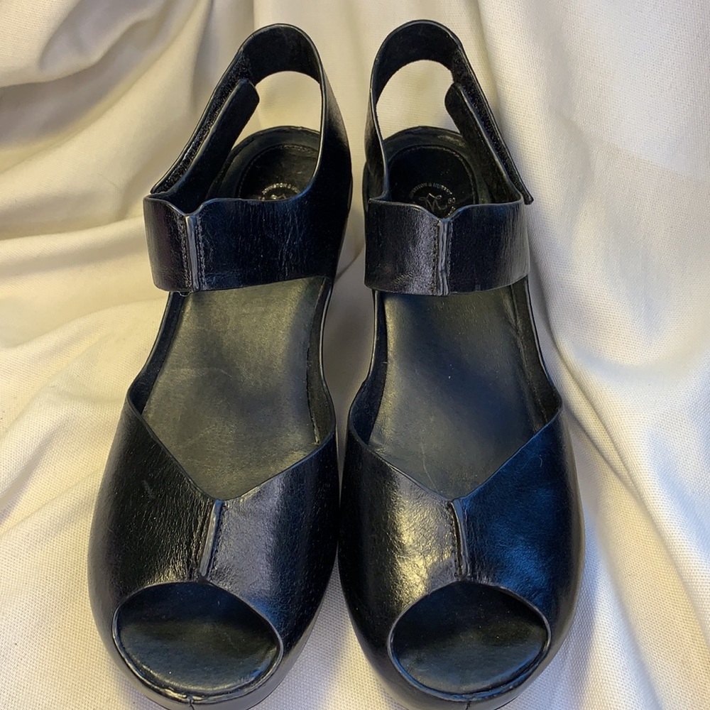 Johnston & Murphy almost NEW leather wedge peeptoe